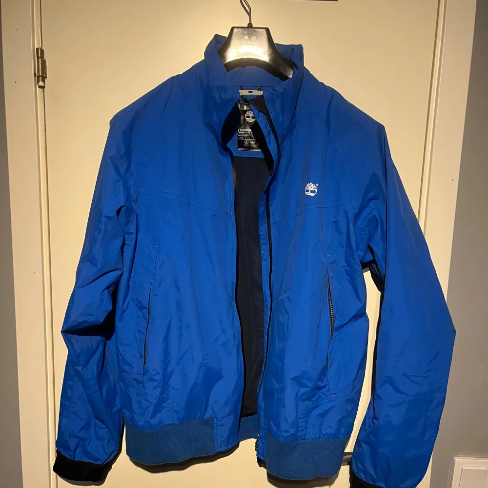 En skön timberland regnjacka. Hör av dig vid frågor!. Takit.