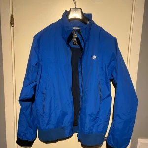 Timberland jacka - En skön timberland regnjacka. Hör av dig vid frågor!