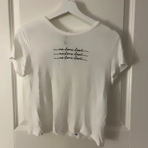 Vit T-shirt  - En vit T-shirt med text i storlek s💞