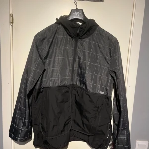 Superdry jacka - Säljer denna snygga superdry jackan! Det är en anorak som står emot regn och vind. Det är bara höra av sig vid frågor.