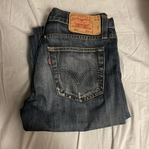 Levi's 501 jeans - Säljer ett par klassiska Levi's 501 jeans i blå denim. De har en straight passform och är i bra skick. 💗📸