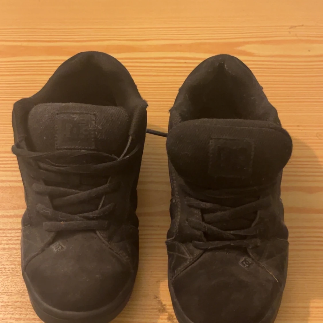 Svarta sneakers från DC