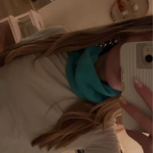 Blå/grön buff - Säljer denna jättefina turkosa buff perfekt nu till vintern inomhus eller ute. Perfekt till vit tröja för att göra outfiten lite snyggare!