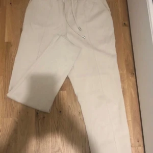 Beige mjukisbyxor  - Byxor från newyorker i typ kostymbyxor material.