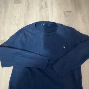 Mörkblå stickad tröja från GANT - Blå gant tröja storlek 170cm liten i storlek då med storlek Xs skulle den passa perfekt på. Fraktar exakt efter köp Berors på tid.🔥