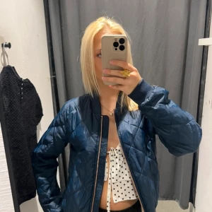 Jacka - Söt blå quiltad bomberjacka. Mycket bra skick!! Skriv för frågor eller fler bilder❤️❤️