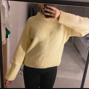 Gul stickad tröja - Säljer en supermysig gul stickad tröja som är perfekt för kyliga dagar