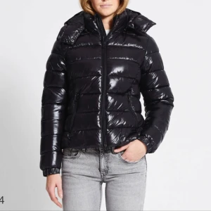 Svart pufferjacka  - Svart glansig puff jacka från lager 157! Använd 1 gång:)