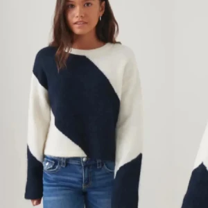 Blå och vit stickad tröja - Säljer en superfin stickad tröja i blått och vitt. Den har en cool asymmetrisk design och är perfekt för både höst och vinter. Tröjan är långärmad och har en skön, lös passform. Perfekt att matcha med jeans för en avslappnad look! Den är slutsåld på hemsidan 