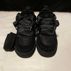 UGG Lowmel Svart - Hej säljer dessa UGG Lowmel i svart som är helt nya och oanvända. Skorna kombinerar värme, komfort  hållbarhet och stil, med en vattenavvisande design och slitstark sula. Perfekta för både vardag och mer uppklädda tillfällen – håll dig varm och stilsäker hela vintern.