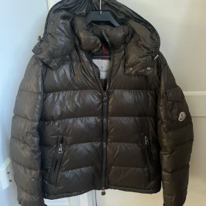 Moncler jacka - Moncler jacka i strl 1, jag är runt 170 - pris kan diskuteras 