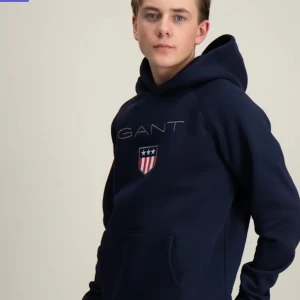 Mörkblå hoodie från GANT - Säljer en snygg mörkblå hoodie från GANT med deras klassiska logga i storlek s. Är i mycket bra skick och nypris är 1000, mitt pris är 400