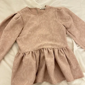 Rosa blus från Carin Wester - Säljer en superfin rosa blus från Carin Wester i storlek 38. Den har ett subtilt mönster och långa ärmar. Perfekt för både vardag och fest! 💖Endast testad!!