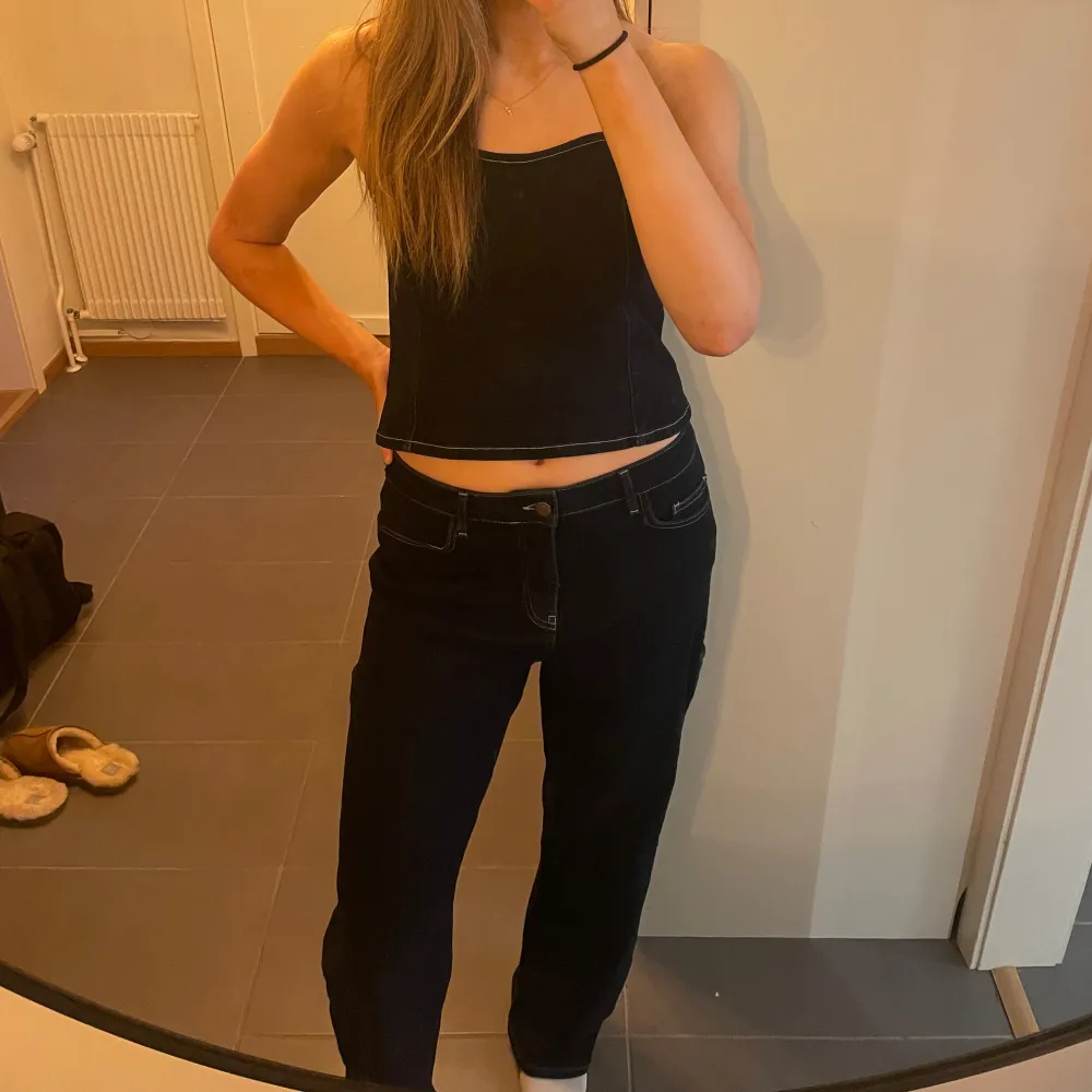 Säljer snygg croppad tubtopp och matchande jeans i stretchigt jeansmaterial från Noisy May x Emilie Malou. Mycket bra skick, setet är använt endast en gång. Top i storlek L & jeans: waist 31 & length 34. Jeans & Byxor.