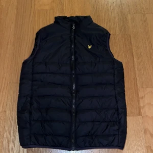 Lyle & Scott väst  - Säljer lyle & Scott väst i färgen svart, 7/10 skick finns några tecken på användning hör av er vid frågor 