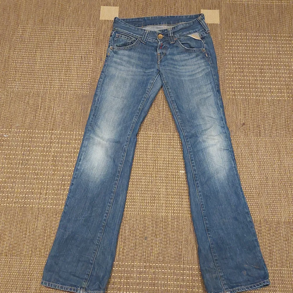 Säljer ett par snygga blå jeans från Replay i bra skick. De har en klassisk femficksdesign och en bootcut-stil som ger en avslappnad look. Vintage!. Jeans & Byxor.