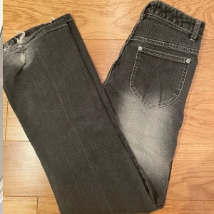 Svarta bootcut jeans - Säljer ett par snygga svarta bootcut jeans i bra skick. De är lågmidjade och har en klassisk femficksdesign med dragkedja och knapp. Perfekta för både vardag och fest! 🖤