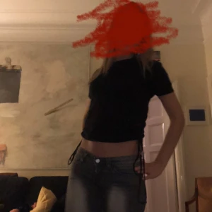 Svart kortärmad topp med knytband - Snygg svart topp från UK curvy  i mjukt material. Den har korta ärmar och knytband på sidorna för en justerbar passform. Perfekt för både vardag och fest!💕