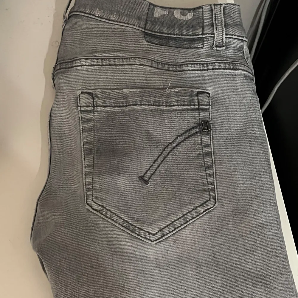 Säljer ett par snygga och stilrena Dondup George jeans i storlek W31. Perfekt grå nyans som passar både till vardag och fest! Jeansen är i mycket fint skick med hög kvalitet och snygga detaljer som Dondup är kända för.  Hör av dig om du har några frågor. . Jeans & Byxor.