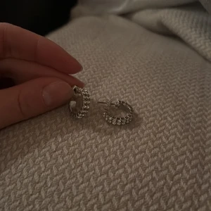 Glittriga örhängen, ej äkta silver  - Säljer ett par superfina glittriga örhängen. Ej äkta silver. Knappt använda! 