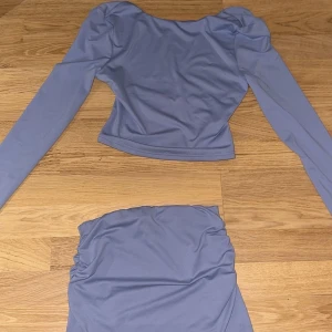 Blått sätt - Säljer detta sättet med kjol och en tröja. Tröjan är öppen i ryggen. Köpt på SHEIN och aldrig använt. Stlk xs.