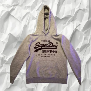Superdry Hoodie - EXTREMT snygg, stilren, exklusive och fräsch Superdry hoodie - Storlek: 42 (Passar XS) - Skick: 9/10 - Nypris: ≈ 1 500kr - Vårt pris: 899kr - DM för frågor & funderingar. Trycket är gjort av ett mocka liknande material vilket gör hoodien mer speciell och unik! 🙌🏻