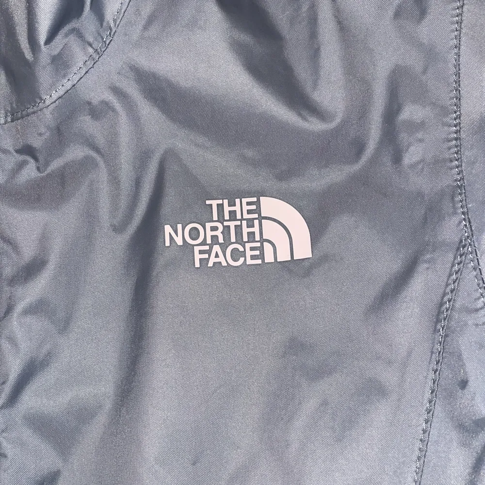 Säljer en snygg grå vindjacka från The North Face i storlek xs/s. Jackan har en dragkedja fram och en praktisk huva. Perfekt för vår och höst när vädret är lite ostadigt. Den är i mycket bra skick och redo för nya äventyr! 🌧️pris går att diskuteras. Jackor.