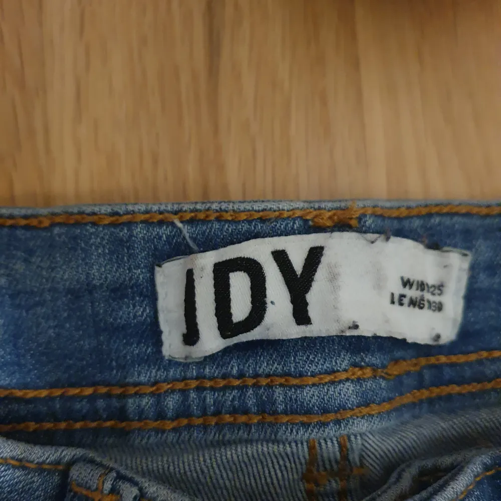 Säljer blå jeans från JDY. Står inte en exakt storlek men skulle gissa på typ s. Jeans & Byxor.