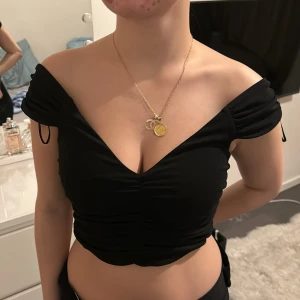 Svart offshoulder topp från Zara - Säljer en snygg svart offshoulder topp från Zara i storlek S. Toppen är croppad och har en tight passform som framhäver figuren. Perfekt för en utekväll eller fest! Den är i mycket bra skick och redo för nya äventyr. 🖤