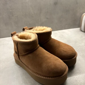 Uggs plattform - Superfina Uggs  i perfekt skick, endast använda en gång i ungefär en timme bara, så nästintill nyskick🫶🏼 nypris är 1019 kr!   Håller på att flytta så kika gärna på min profil 🤍