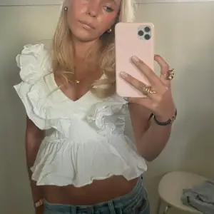 Såååå sinnesjukt snygg vit volang blus ifrån hm!! Älskarrr!!!!!💞💞💞☺️☺️🥹