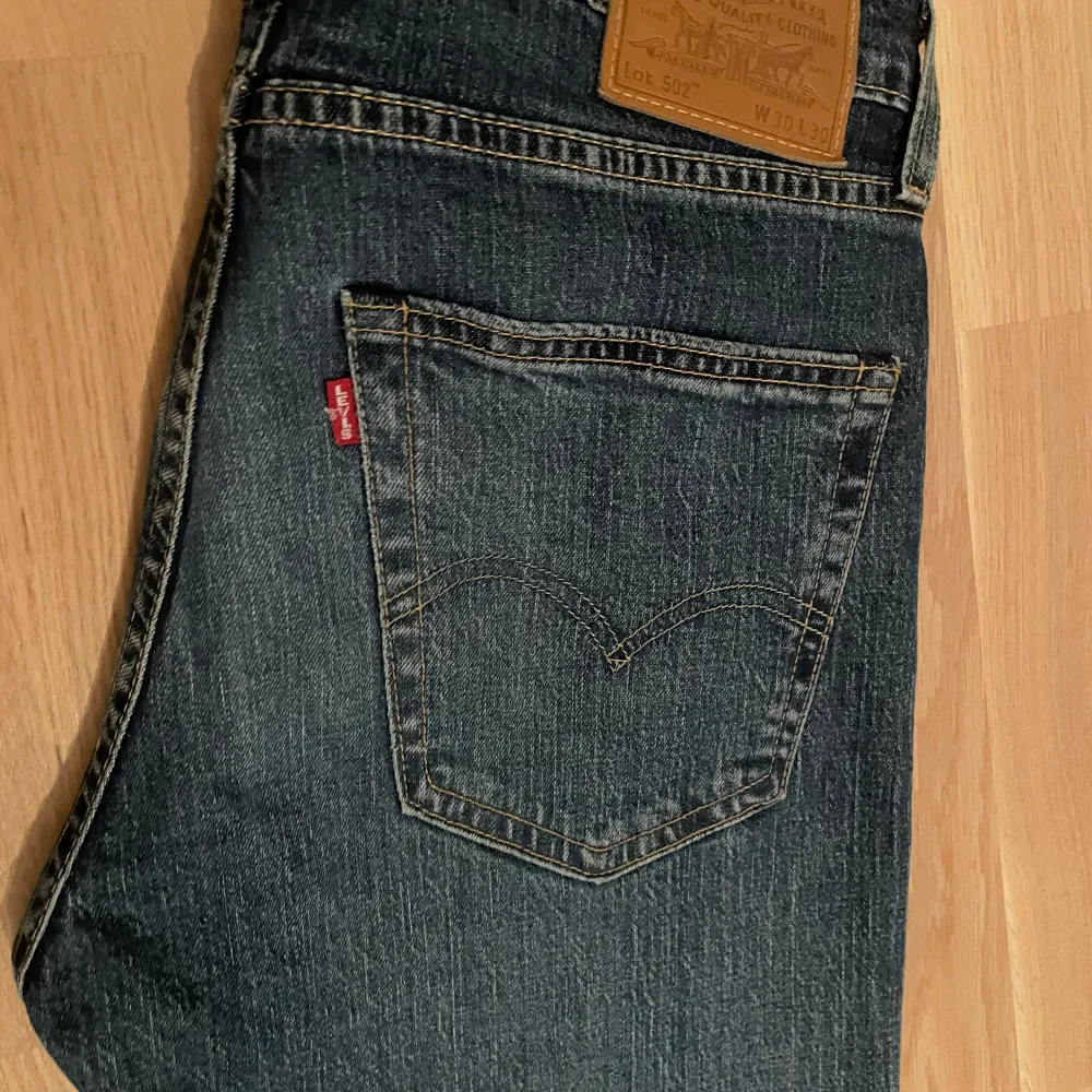 Sköna Levis 502: rak passform, skicket är bra - bara tvättade 1 gång och använda 2-3 gånger, storlek 30/30. Jeans & Byxor.