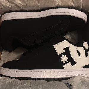 Svarta sneakers från DC - Säljer nu mina snygga DC skor som är helt oanvända! Säljer de då de är förstora och inte kommer till användning. De är köpta från Zalando i augusti detta år för 1000kr. Storlek EU 38.5, men passar som 38. Kommer med originalförpackning. Köparen står för frakten 💕perfekt julklapp!! Finns upplagt på Vinted oxå!!