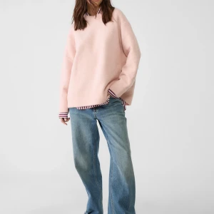 Rosa stickad tröja från Stradivarius - Säljer en superfin rosa stickad tröja från Stradivarius. Den är i bra skick och perfekt för både höst och vinter. Tröjan har en normal passform med långa ärmar och ribbade detaljer vid hals, ärmslut och nederkant. Perfekt för en mysig och stilren look! 💖