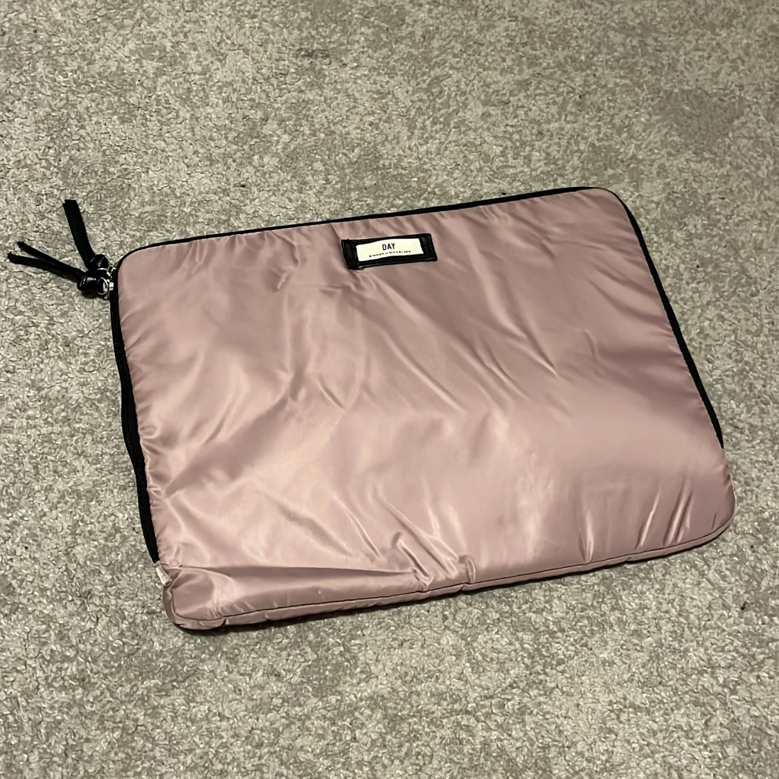 Rosa datorväska från DAY