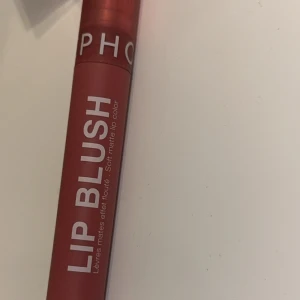 Lip Blush från Sephora - Säljer en Lip Blush från Sephora i en mjuk matt nyans. Perfekt för att ge läpparna en naturlig och fräsch look. Helt ny endast testad💕