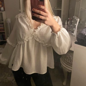 Blus - En jättefin blus, både till vardag och andra tillfällen.  Nästan aldrig använd. Pris går att diskutera💕