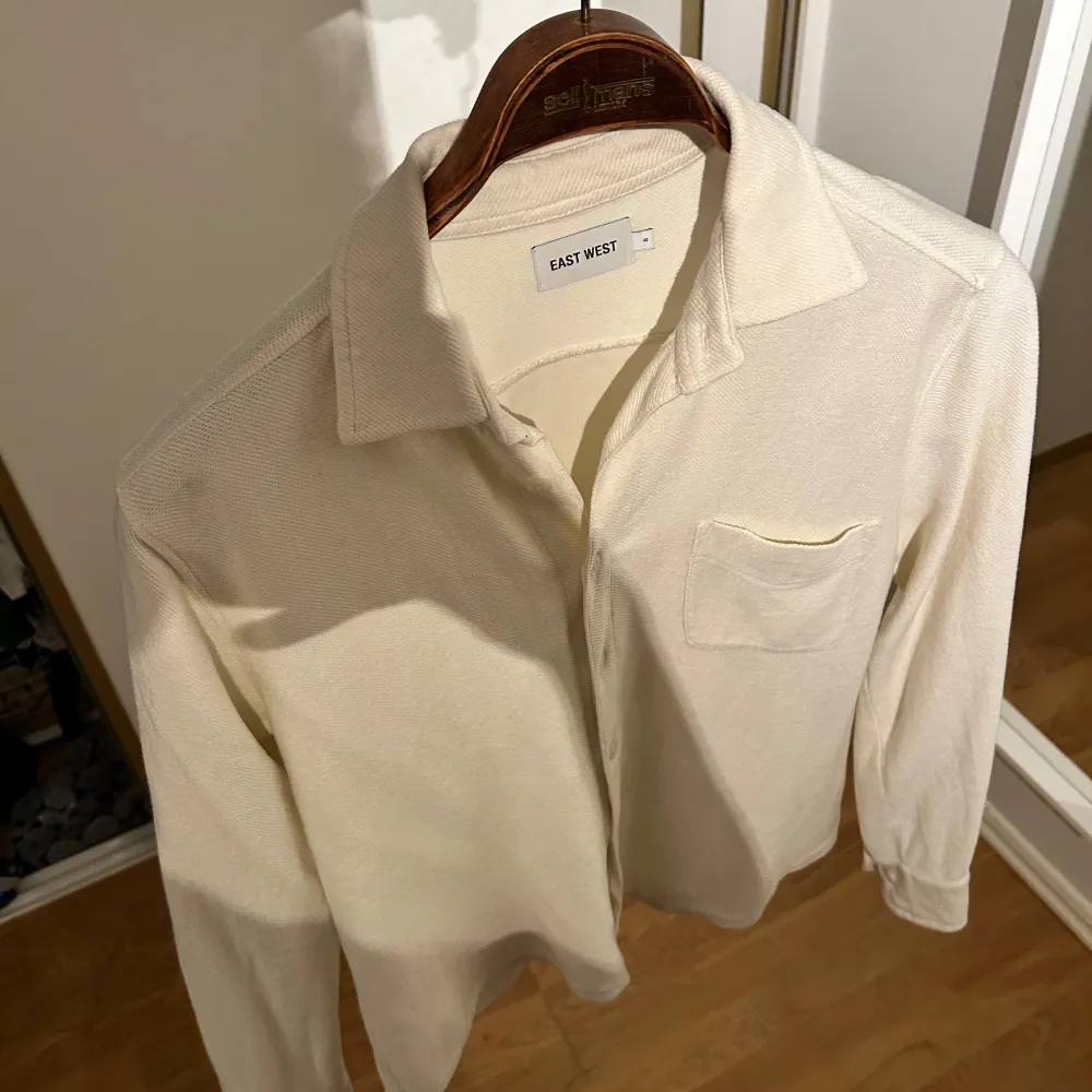 Säljer en riktigt fet overskirt från East West i mycket bra skick. Skjortan har långa ärmar och en klassisk krage med knappar framtill. Perfekt för både vardag och festliga tillfällen. Materialet känns mjukt och bekvämt, vilket gör den idealisk för vår och höst. Passar bra till jeans eller chinos för en avslappnad look. Nästan helt oanvänd på grund av att den var för liten.. Neuletakit & Villapaidat.