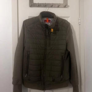 Grön cardigan från Parajumpers - Säljer en grön cardigan från Parajumpers i storlek L. Bra att ha på hösten och vintern men man kan också ha den på sommaren. Skriv om ni vill ha mer bilder och sånt!