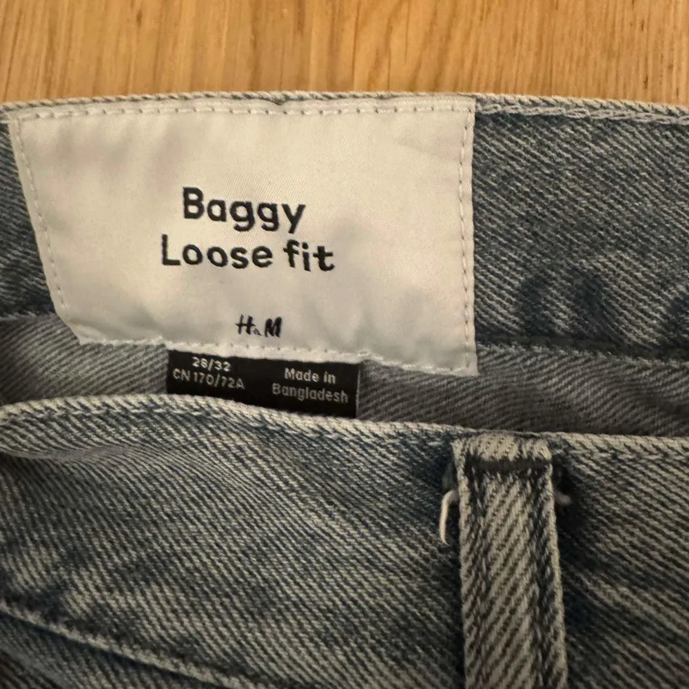 Säljer ett par grå baggy jeans från H&M i loose fit. De är i bra skick och perfekta för en avslappnad stil.. Farkut & Housut.