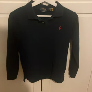 Långärmad piké från Ralph Lauren - Säljer denna feta långärmade pikén från ralph lauren! Använd fåtal gånger och har inga defekter. Storleken är för 12 år som typ  motsvarar xs🔥Pris kan diskuteras!!!