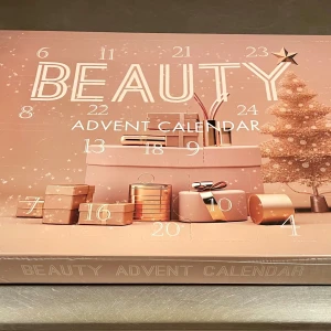 *NY*Beauty Advent Calendar Fr Lets face it Sweden, Julklappstips!  - En lyxig adventskalender fylld med 24 skönhetsprodukter. Innehåller bland annat ögonskugga, rouge och läppglans. Perfekt för att överraska dig själv eller någon du tycker om varje dag fram till jul!