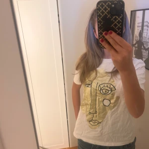 Vit t-shirt med konstnärligt tryck - Säljer denna super snygga t shirten då jag inte använder denn💗💗💗