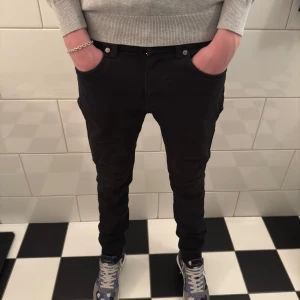 Arket jeans  - Säljer ett par jeans från märker Arket, riktigt snygga och sitter väldigt bra. Modellen är 188cm. Det är mycket bra skick på jeansen. Hör av er vid intresse✌🏼