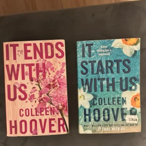 It Ends With Us och It Starts With Us av Colleen Hoover - Säljer två böcker av Colleen Hoover: 'It Ends With Us' , och 'It Starts With Us' . Perfekt för dig som älskar känslosamma och gripande berättelser. Böckerna är i gott skick och redo att läsas! 📚