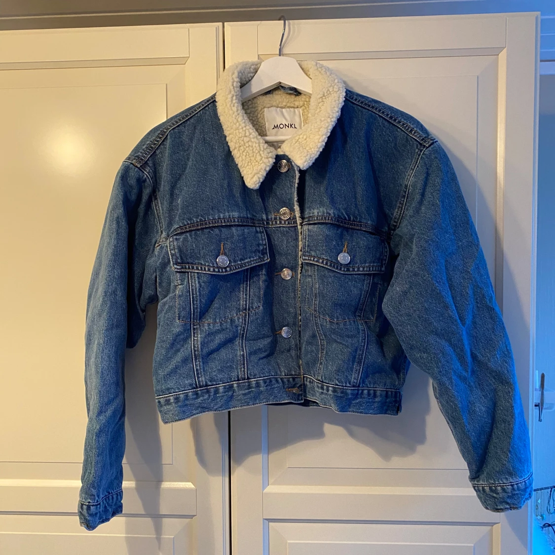 Blå jeansjacka med fuskpäls från Monki