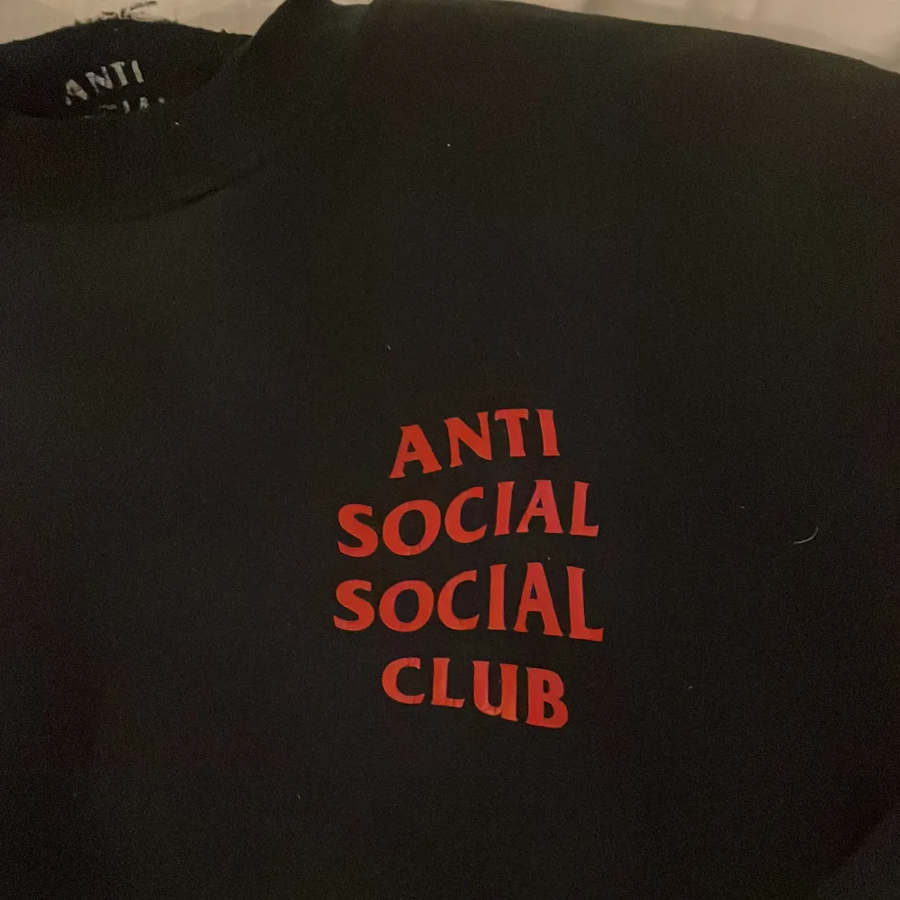 Säljer en svart tröja från Anti Social Social Club/bape i storlek XS. Tröjan har röd text både fram och bak. Perfekt för en casual look eller att chilla i. Den är i bra skick och gjord av 100% bomull. Passar perfekt till höst och vinter!. Tröjor & Koftor.