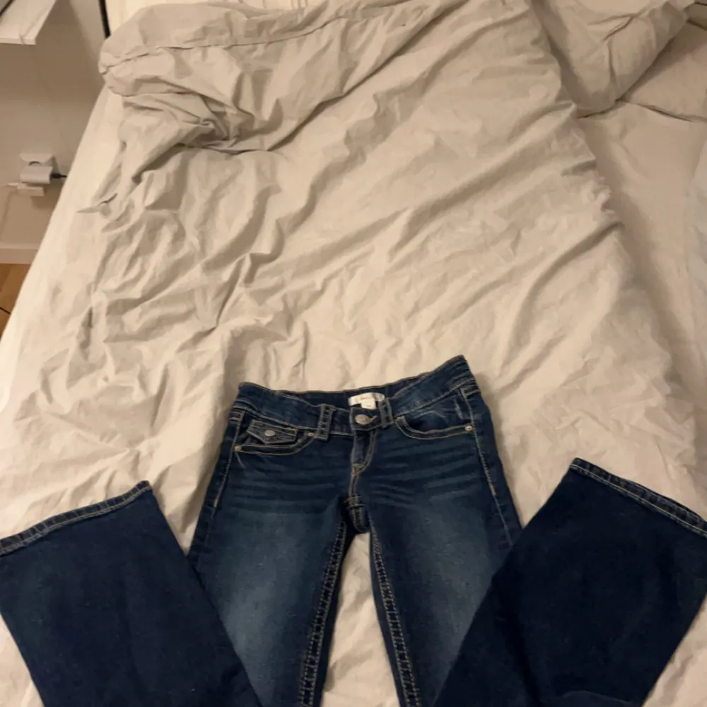 säljer ett par mörkblå bootcut jeans, säljer pga förkorta. Dom har ett fint skick då jag använt dom några gånger. Dom är i st 152💞💞. Jeans & Byxor.