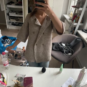 Beige stickad kofta - Säljer en supermysig beige stickad kofta med trekvartsärmar. Perfekt för höst och vår! Den har en dubbelknäppning framtill som ger en snygg look. Koftan är i bra skick och passar perfekt för en avslappnad stil. Perfekt att slänga på sig när det blir lite kyligare.