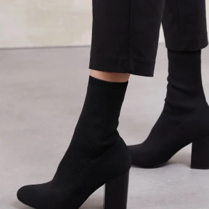 Svarta sockboots med klack - Snygga svarta strump klackar med hög klack från even&odd . sköna och enkla att gå i. endast använda en gång och säljar bara pga de inte kommer till användning hos mig💕 priset går att diskutera 